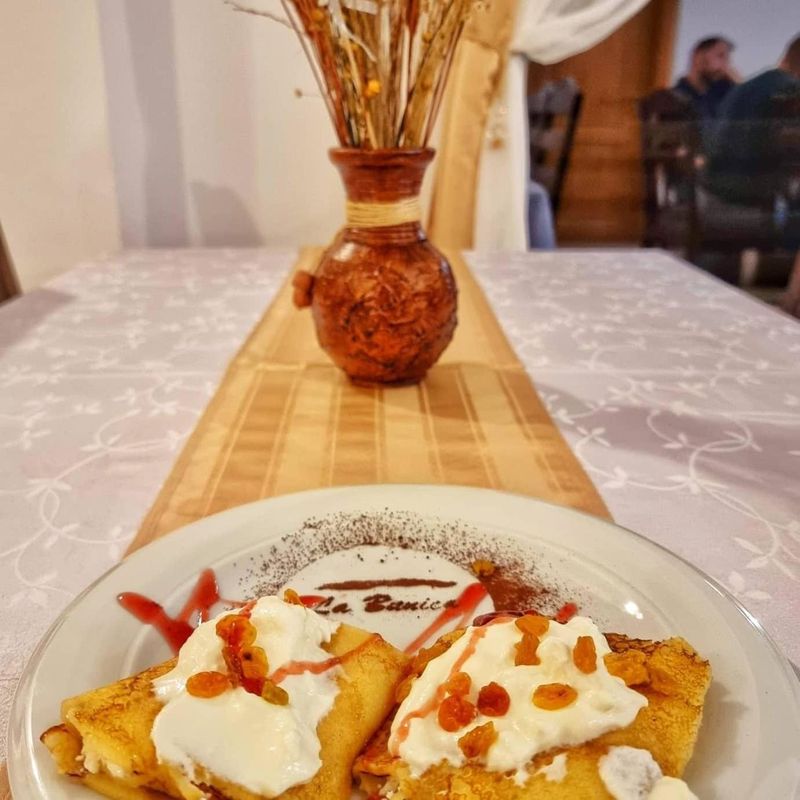 Clătite cu smântână și stafide servite la restaurant